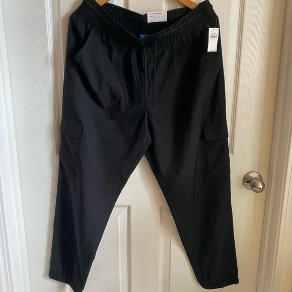 NWT Women’s Old Navy cargo active pants size L in Black - Picture 1 of 7